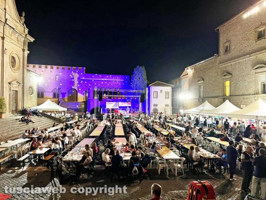 Viterbo - Cene in piazza con i facchini