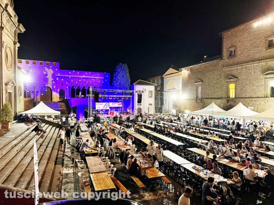 Viterbo - Cene in piazza con i facchini