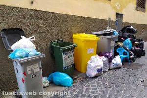 Viterbo - Rifiuti in piazza delle Erbe