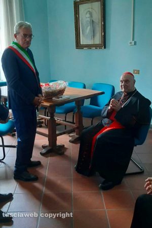 Canino - Il sindaco Giuseppe Cesetti riceve il cardinale Angelo Comastri