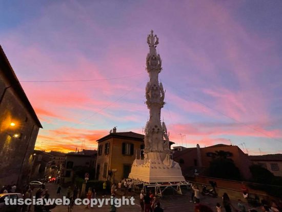 La macchina di Santa Rosa al tramonto