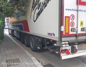Civitavecchia - I tir d’intralcio sulla strada