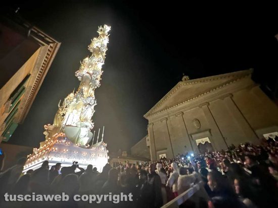 Gloria di fronte al santuario