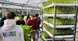 Tarquinia - Gli studenti di Agraria del Cardarelli con le piantine donate dall'azienda agricola Latini