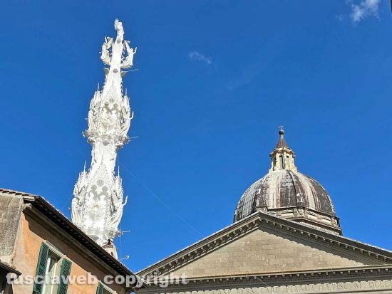 Santa Rosa - Gloria sul sagrato della chiesa