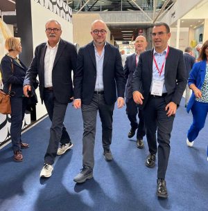 Mauro Rotelli e Massimo Giampieri (FdI) con Sergio Saggini al Cersaie