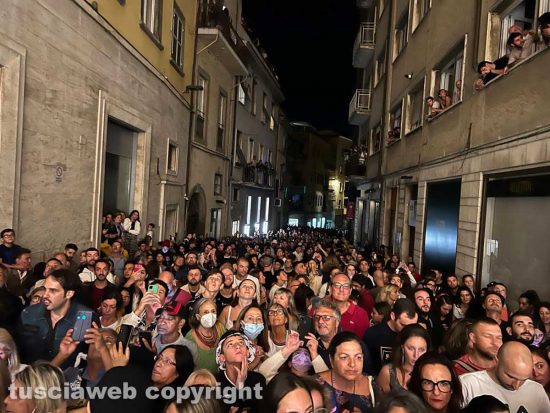 Via della Sapienza con le persone