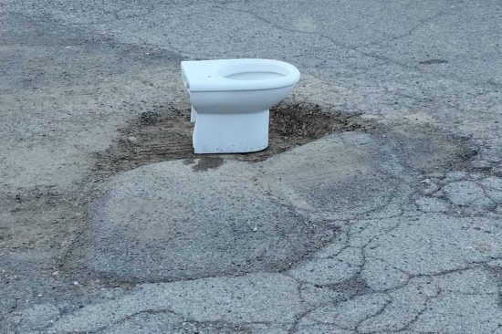 Viterbo - Il water posizionato in una buca a Sant'Angelo
