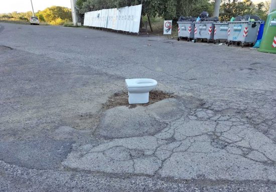 Viterbo - Il water posizionato in una buca a Sant'Angelo