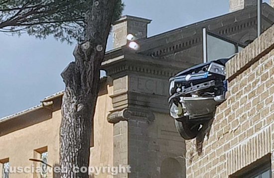 Capranica - Incidente - Sfonda un muretto e rischia di finire nella strada sottostante