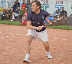 Francesco Totti mentre gioca a padel