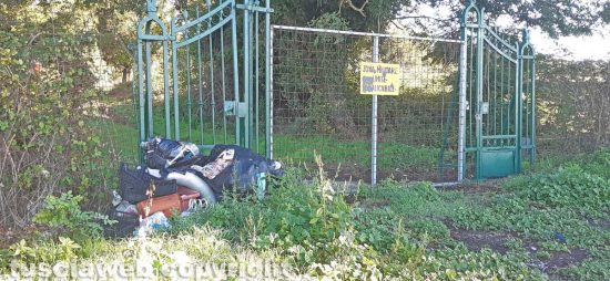 Ronciglione - Immondizia abbandonata all'ex palazzina militare “Centro Chimico” 