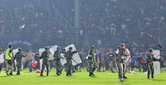 Indonesia - Scontri allo stadio dopo una partita di calcio