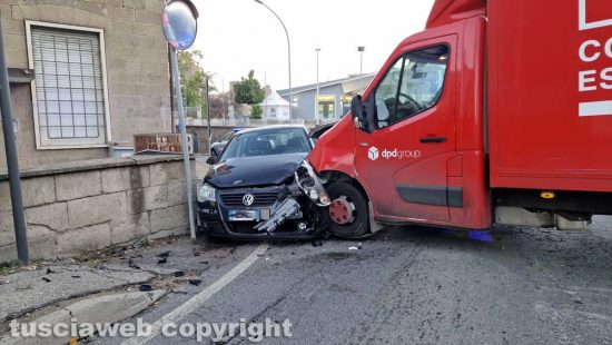 Viterbo - Il camion di un corriere va a sbattere contro un'auto