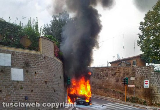 Capranica - Furgoncino in fiamme