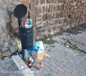 Viterbo - Rifiuti in zona Sacrario