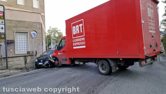 Viterbo - Il camion di un corriere va a sbattere contro un'auto