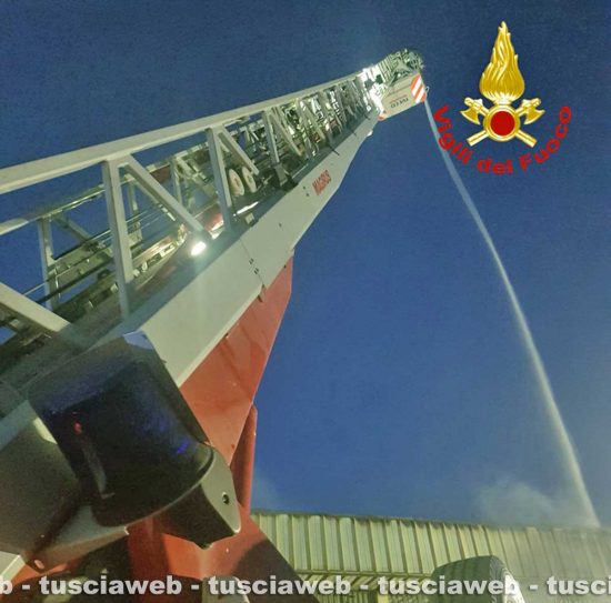 Viterbo - In fiamme deposito di calzature sulla Teverina