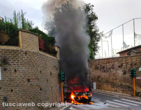 Capranica - Furgoncino in fiamme