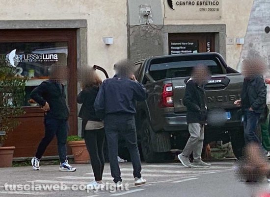 La Quercia - Pick-up va asbattere contro il muro di un negozio