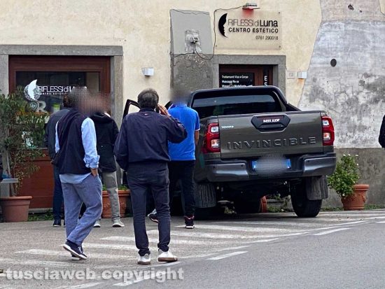 La Quercia - Pick-up va asbattere contro il muro di un negozio