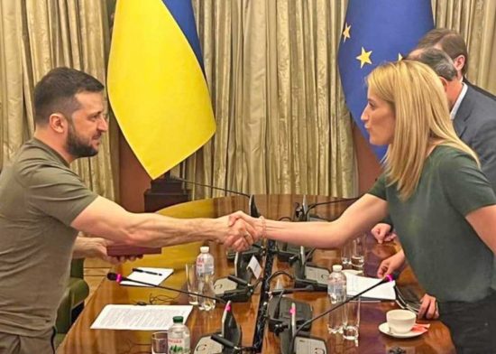Volodymyr&nbsp;Zelensky e Roberta Metsola