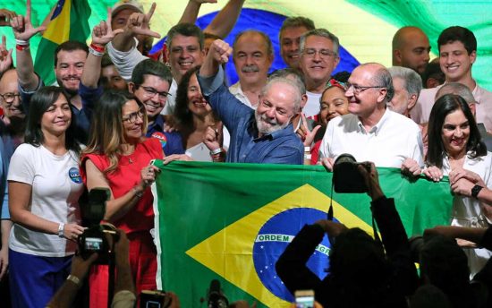 Brasilia - Luiz Inácio Lula da Silva festeggia la vittoria alle elezioni