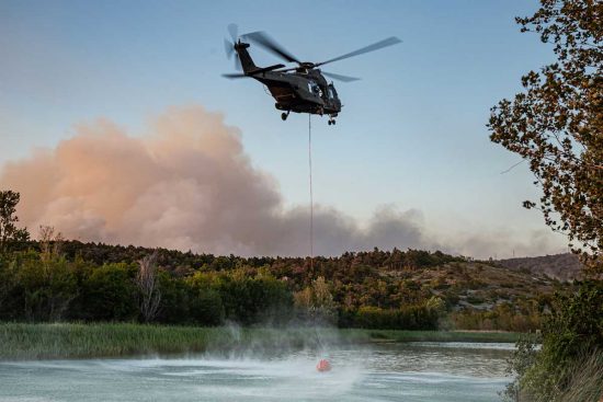 Incendi - Esercito - Un UH 90 in fase di prelevamento acqua