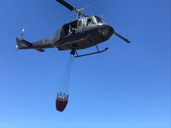 Incendi - Esercito - Un UH 205 si dirige verso un incendio