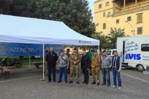 Il Cte dell'Aves, il presidente dell'Avis e il personale dell'organizzazione