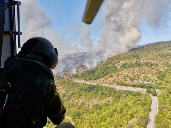Incendi - Esercito - Uno specialista di bordo in fase di avvicinamento al rogo