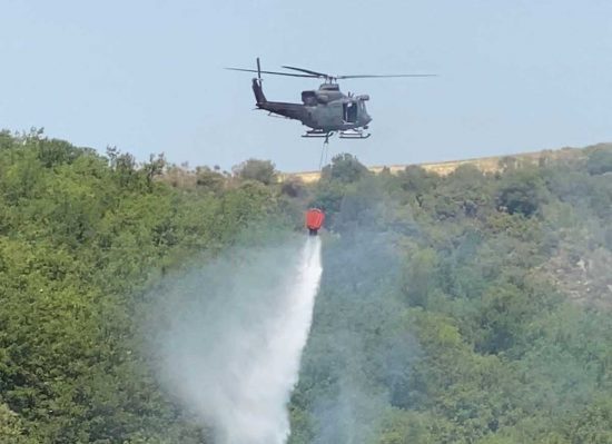 Incendi - Esercito. Un HH 412 mentre lancia l'acqua
