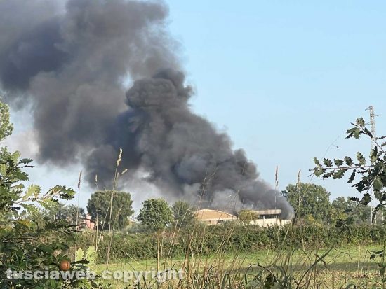 Viterbo - In fiamme deposito di calzature sulla Teverina