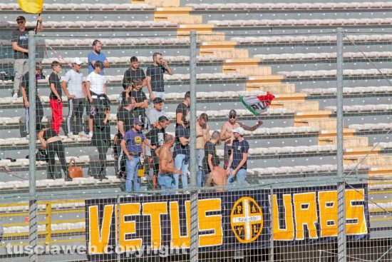 Sport - Calcio - Viterbese - I tifosi in curva