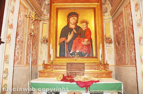 Viterbo - Santa Maria della Quercia - Le bandiere turche con il cofanetto di Giovanni d'Austria
