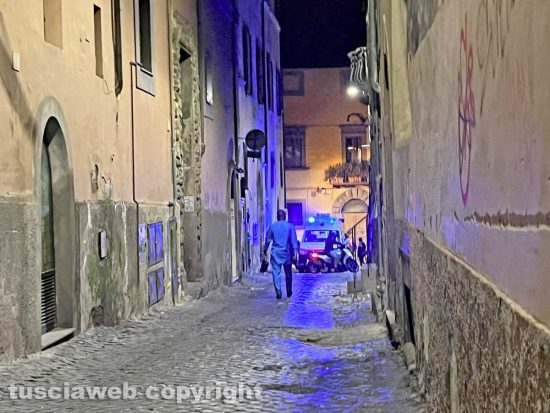 Viterbo - Lite finisce a botte in pieno centro, donna a terra soccorsa dal 118