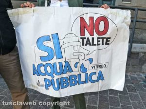 Viterbo - Protesta comitato Non ce la beviamo sotto il comune