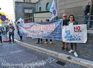 Viterbo - Protesta comitato Non ce la beviamo sotto il comune