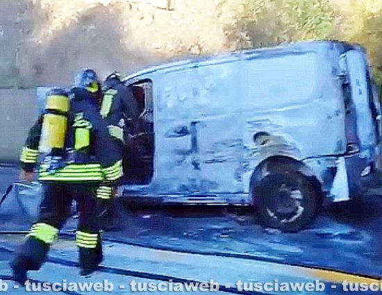 Civitavecchia - Furgone a fuoco sulla A12