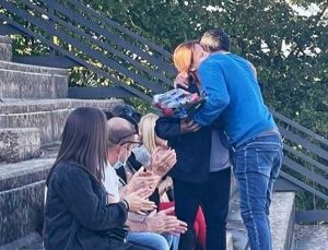 Alessandro Cuboni consegna un mazzo di fiori alla mamma di Ruben Ciarlanti