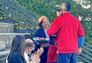 Alessandro Cuboni consegna un mazzo di fiori alla mamma di Ruben Ciarlanti
