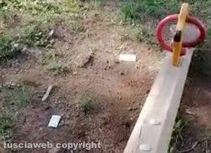 Viterbo - Sporcizia in un parco giochi in via Monti Cimini