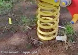 Viterbo - Sporcizia in un parco giochi in via Monti Cimini