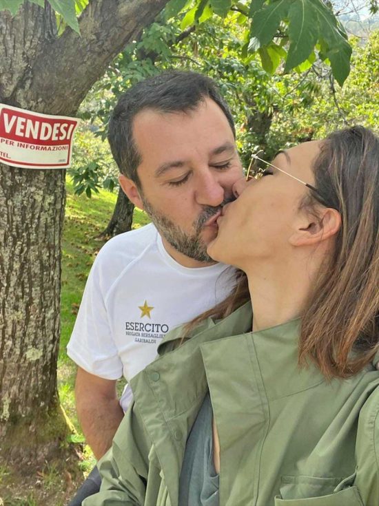 Matteo Salvini e Francesca Verdini a caccia di castagne a Caprarola