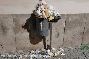 Viterbo - Un cestino strapieno in centro