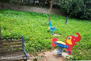 Il parco giochi alla Grotticella in stato di abbandono