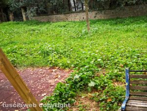 Il parco giochi alla Grotticella in stato di abbandono