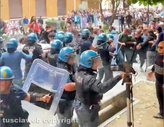 Roma - Scontri tra studenti e polizia davanti alla facoltà di Scienze politiche della Sapienza