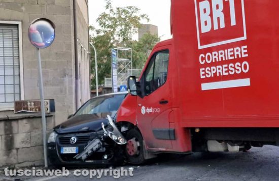 Viterbo - Il camion di un corriere va a sbattere contro un'auto