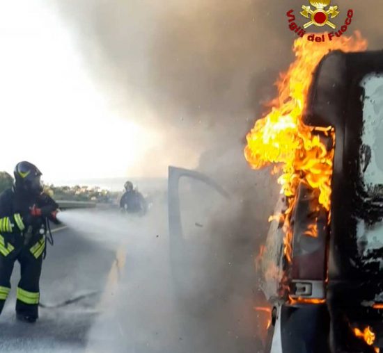 Civitavecchia - Furgone a fuoco sulla A12